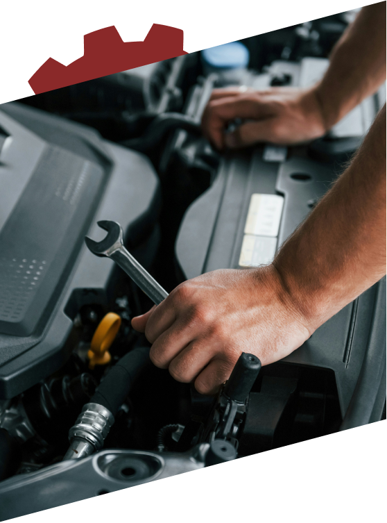 Nahaufnahme eines Mechanikers am Motor